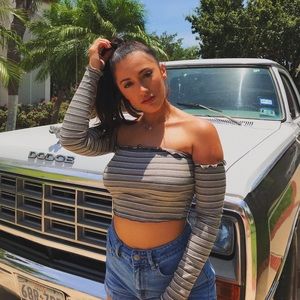 Striped crop top with sleeves